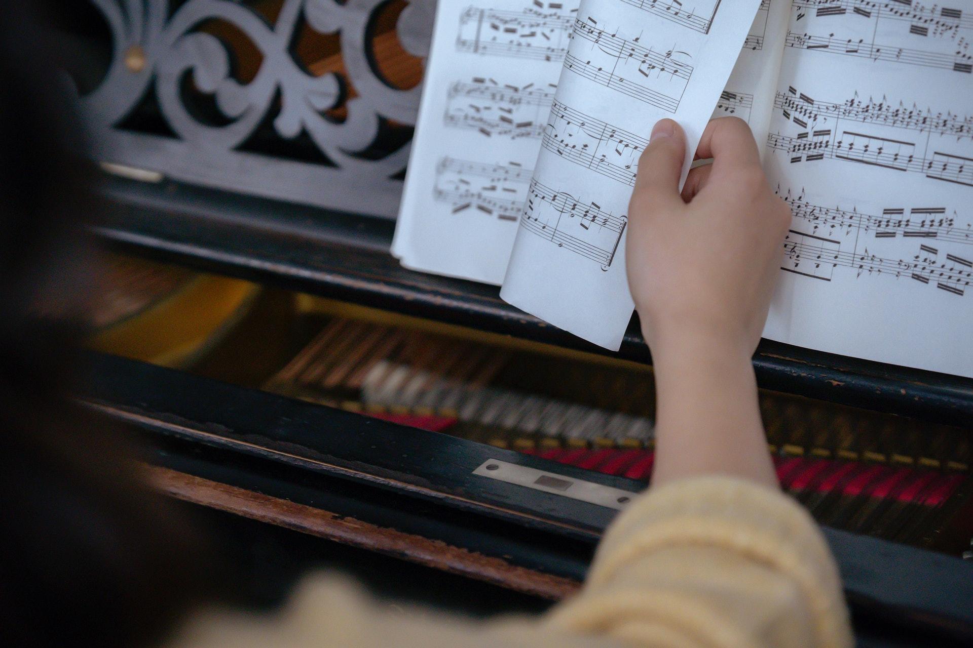 Pratique piano com regularidade
