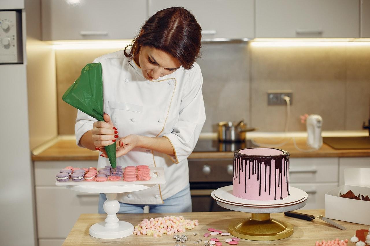 pasteleira com bolos