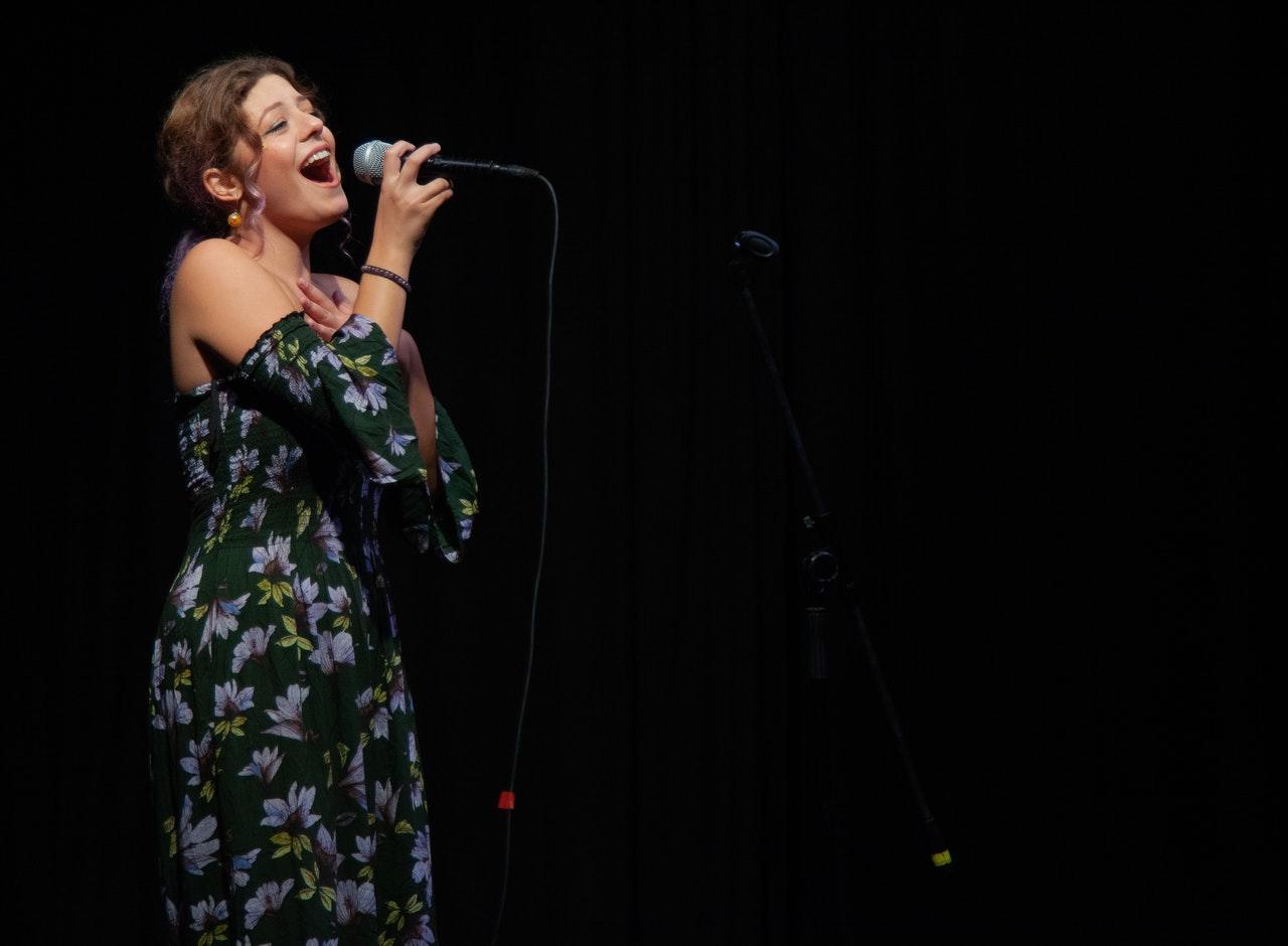 cantora com microfone
