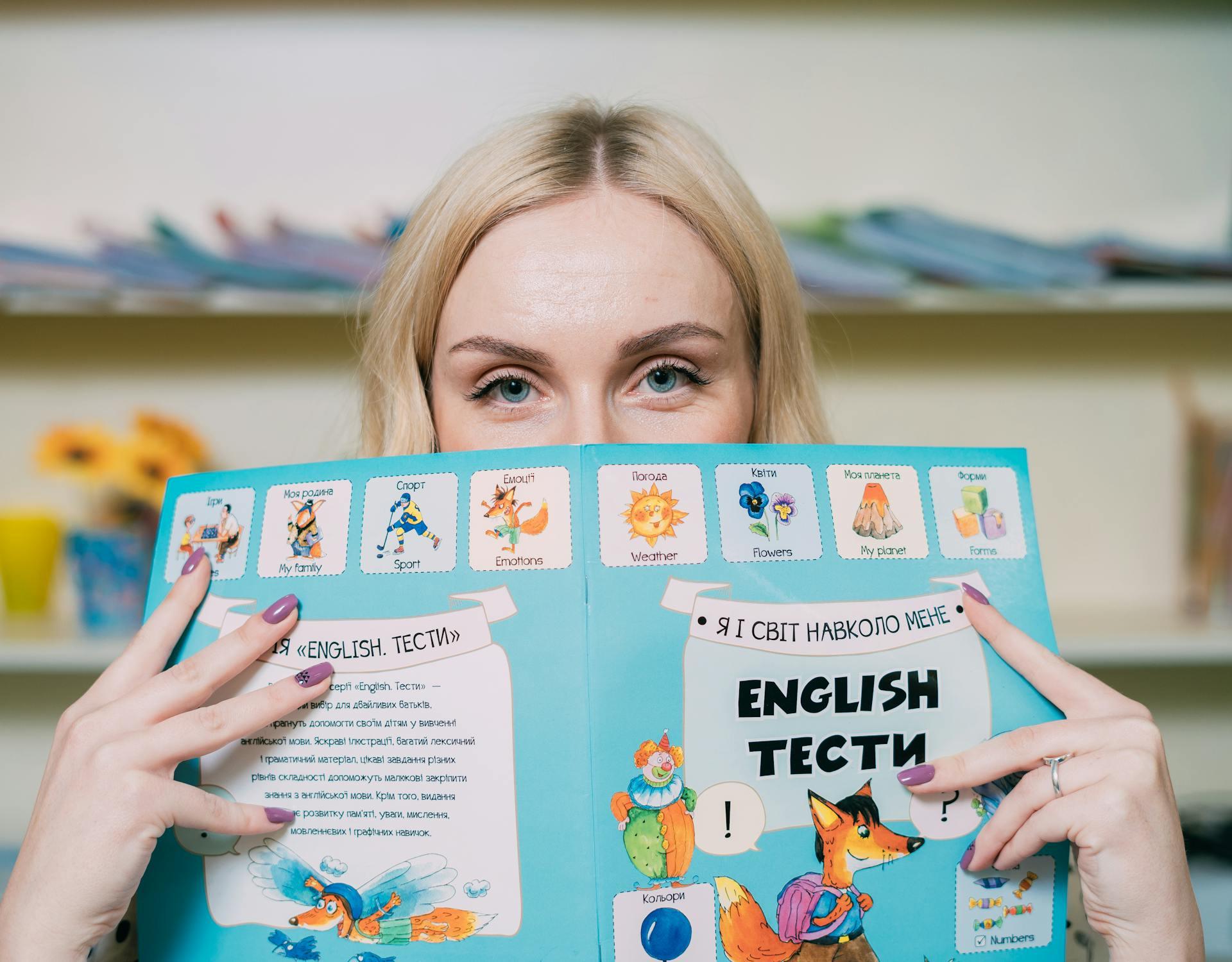 mulher a segurar em livro de ingles infantil