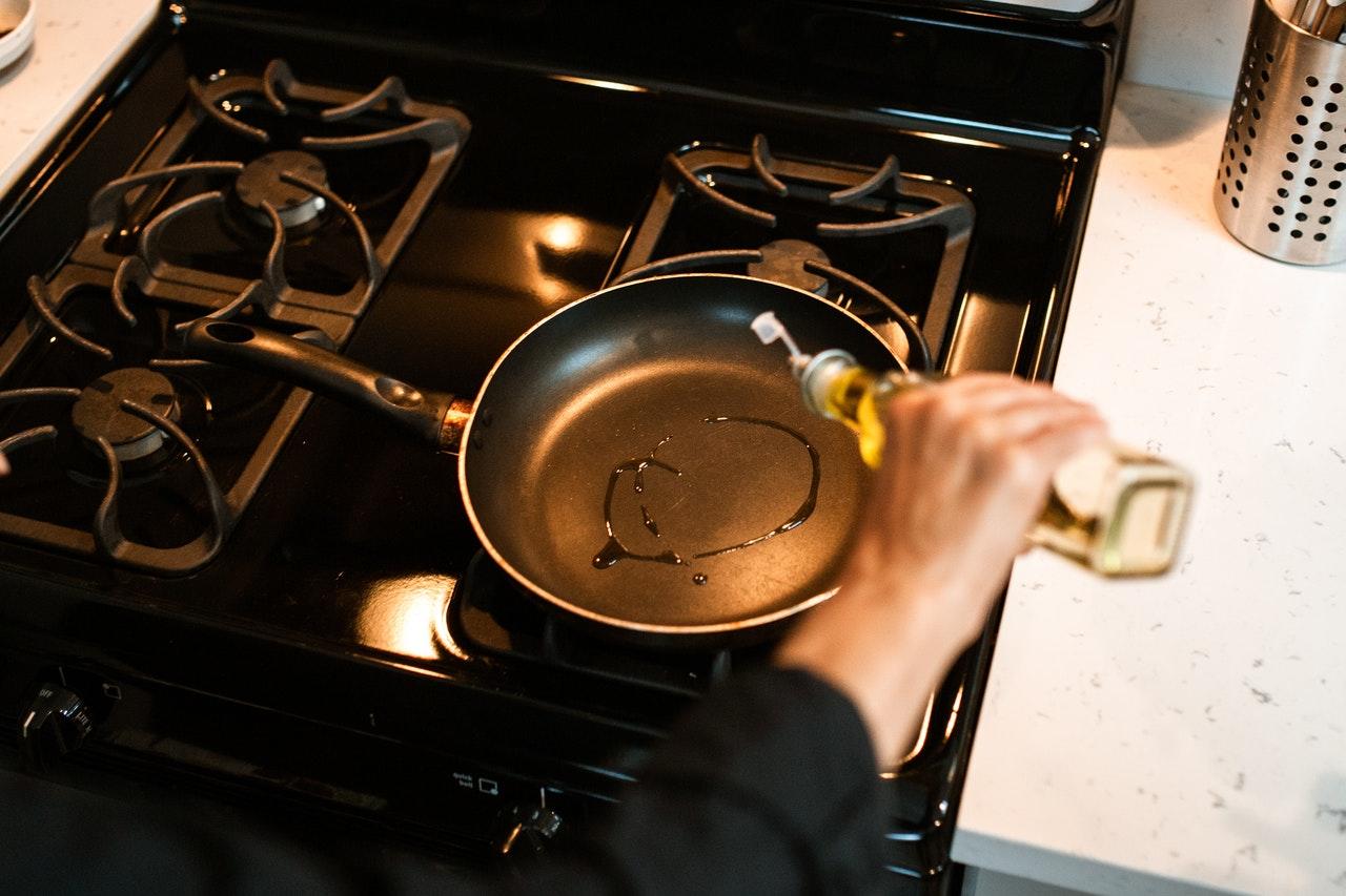 cozinhar numa frigideira