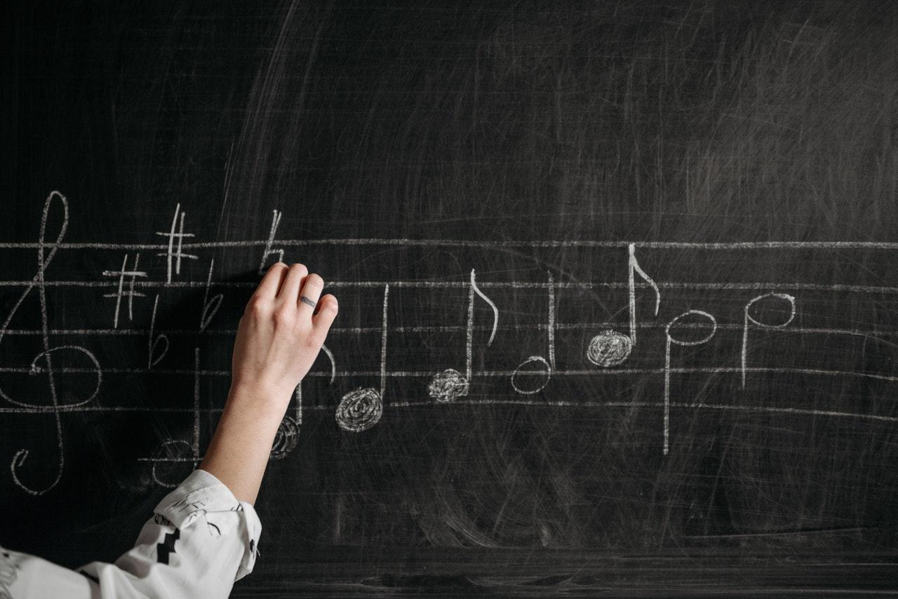 Fazer partituras ajuda a memorizar as notas musicais