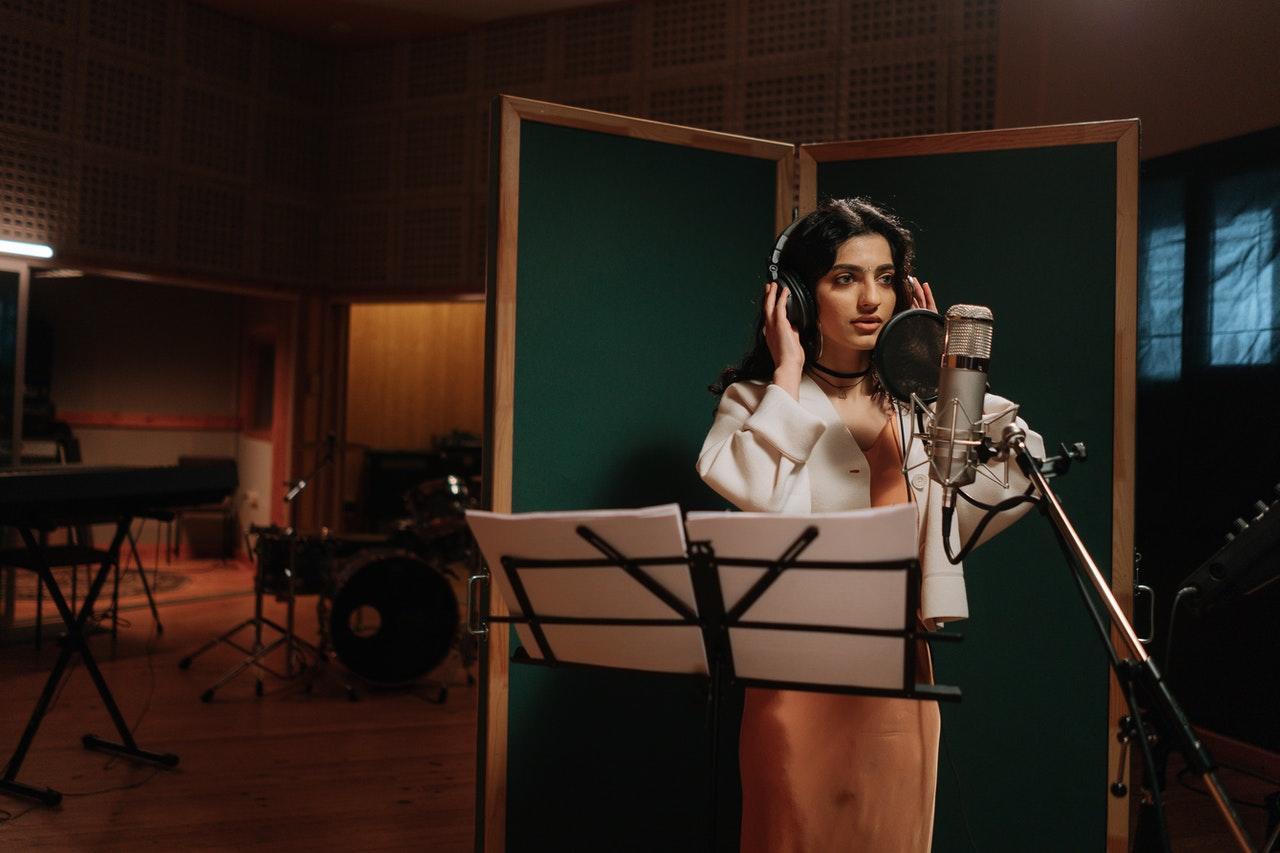 cantora num estudio