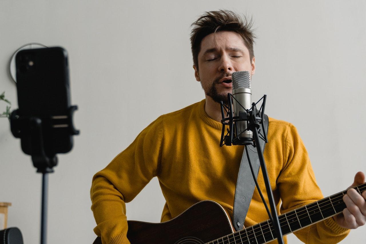 homem a cantar em casa
