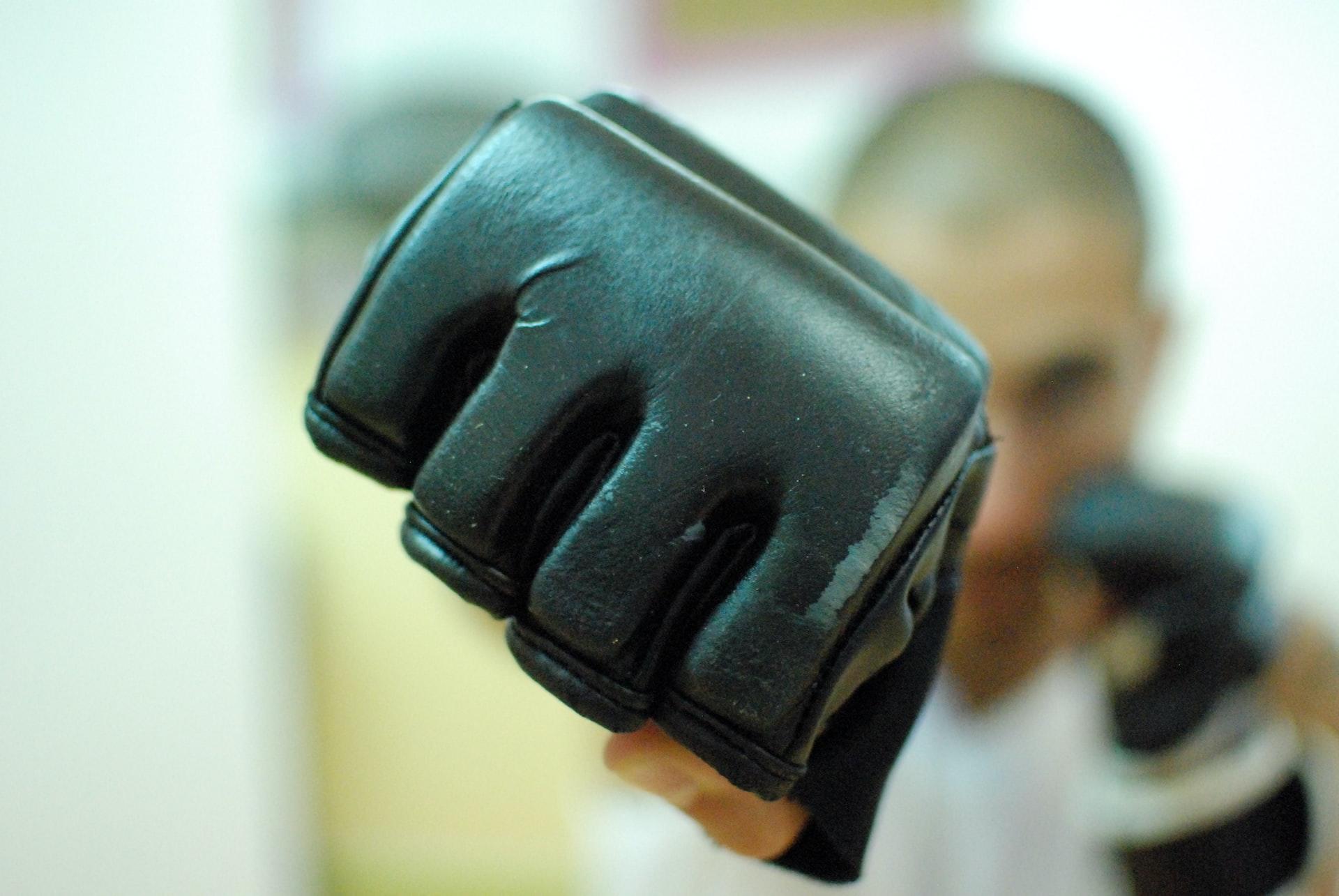 Mão com luva preta de boxe