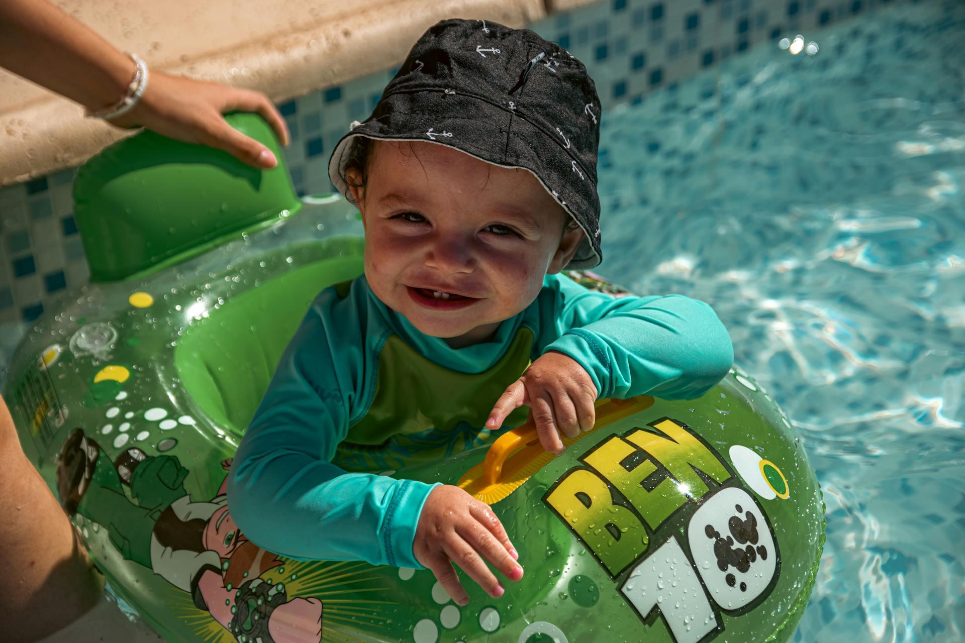 bebé a sorrir em boia verde