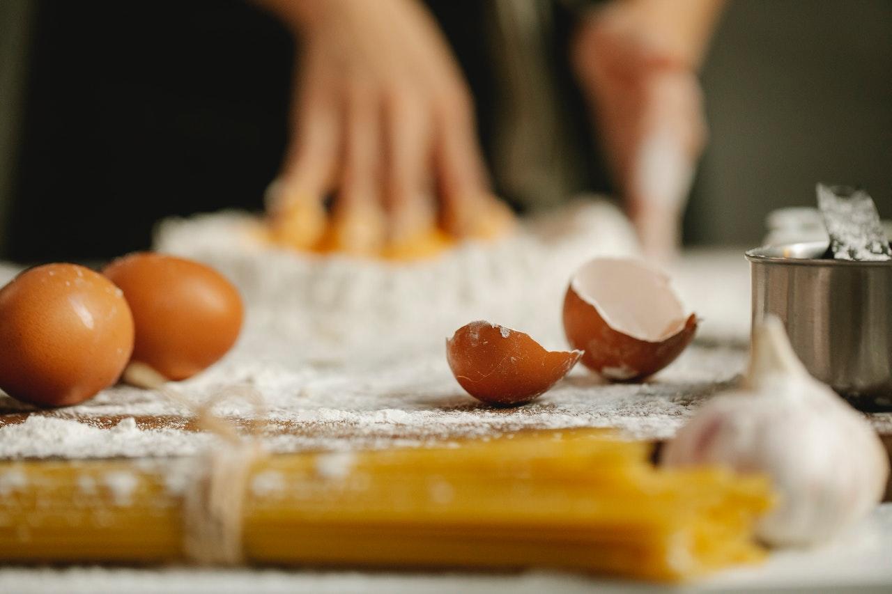 ovos e massa em bancada