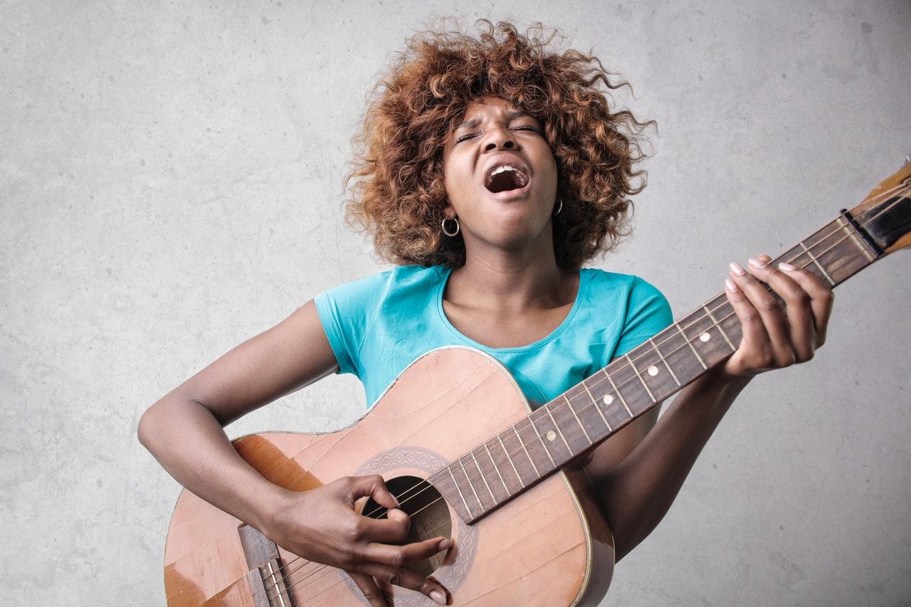 cantar e tocar guitarra