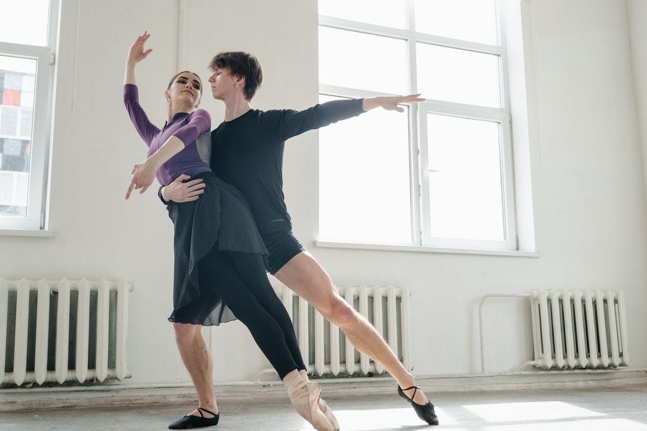 casal a praticar passo danca