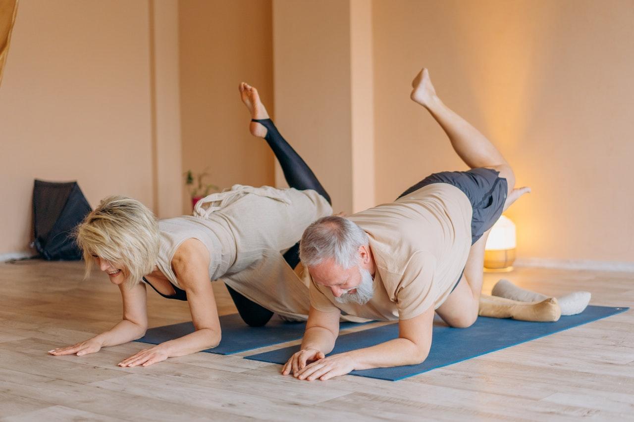 dois adultos exercicio de pilates
