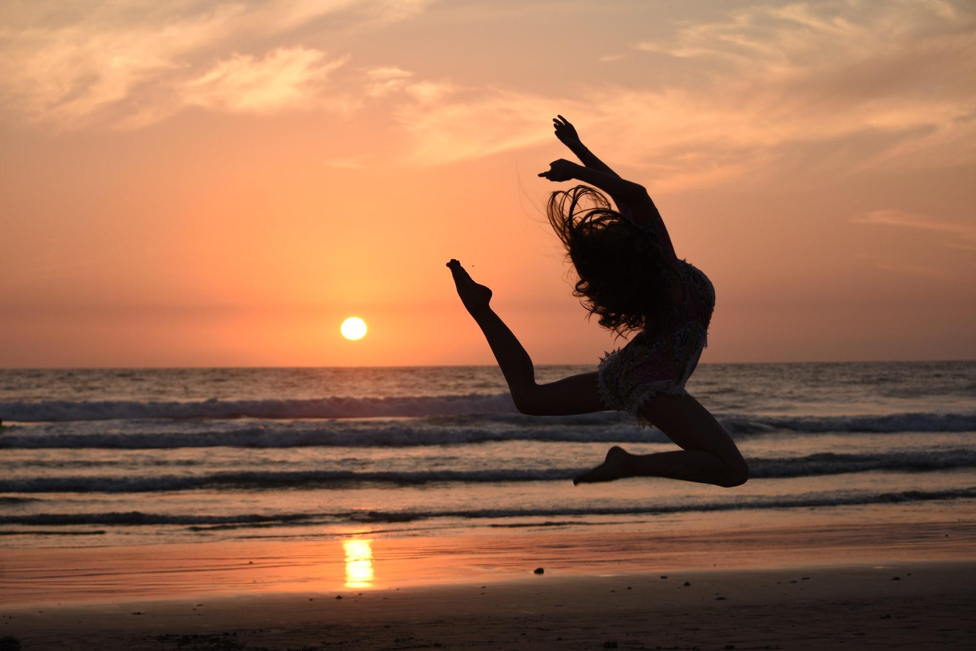 mulher a dancar na praia