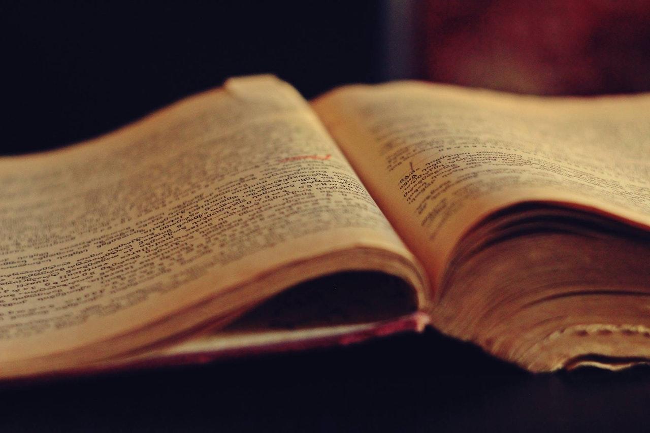 livro antigo aberto