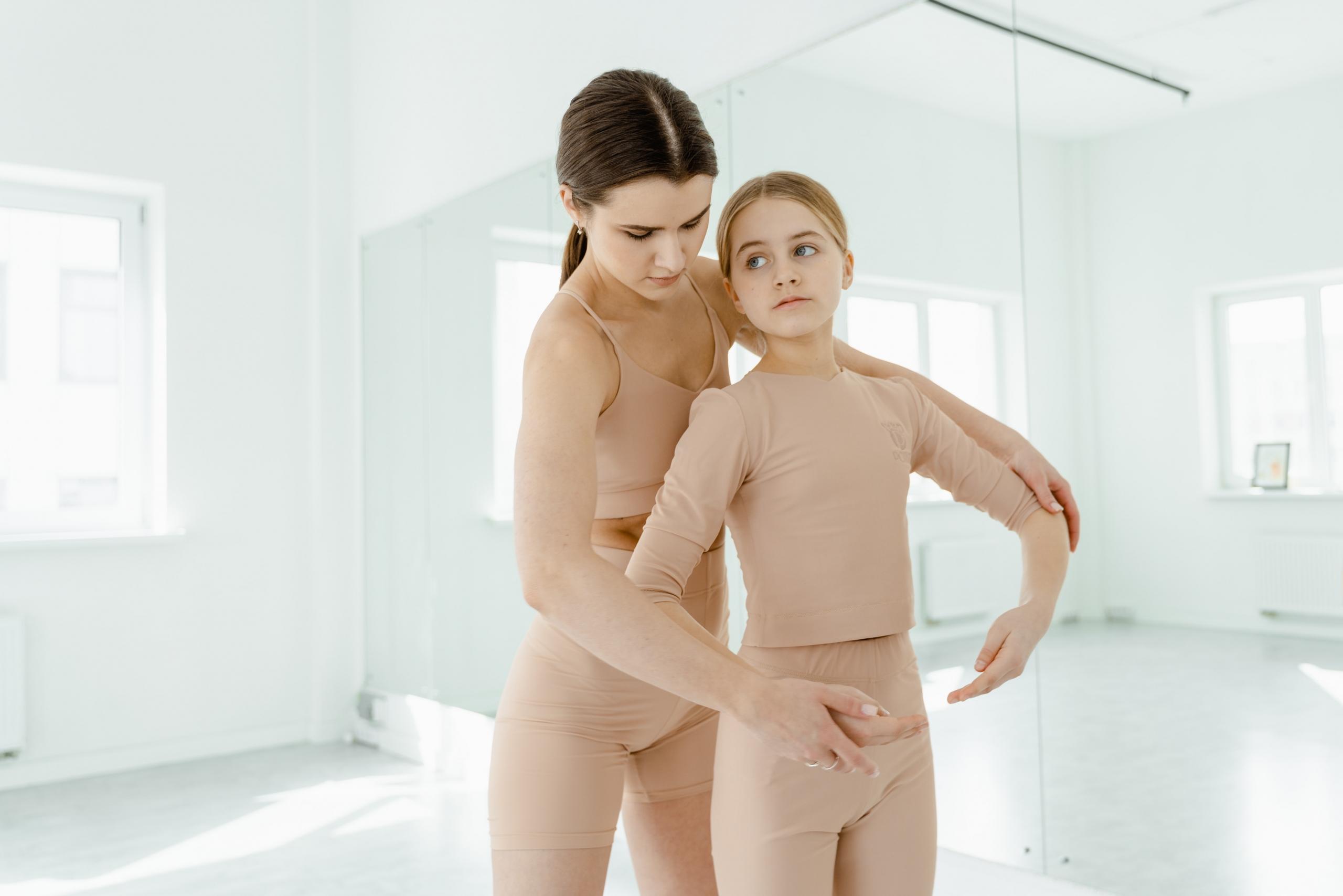 professora a corrigir aluna