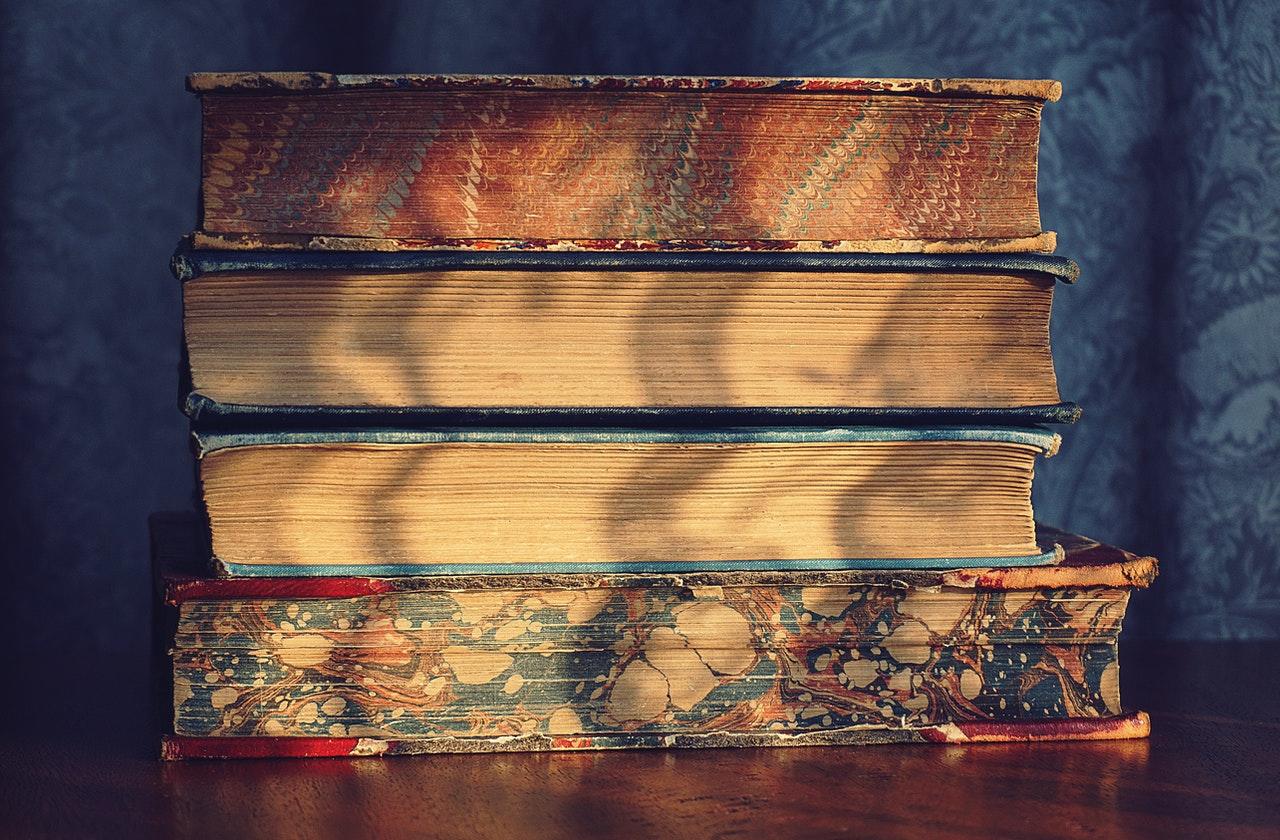 pilha livros com desenhos