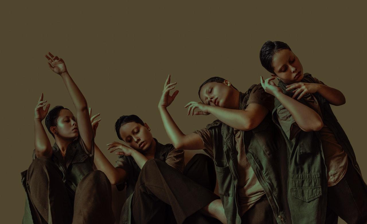 mulheres em movimento de danca
