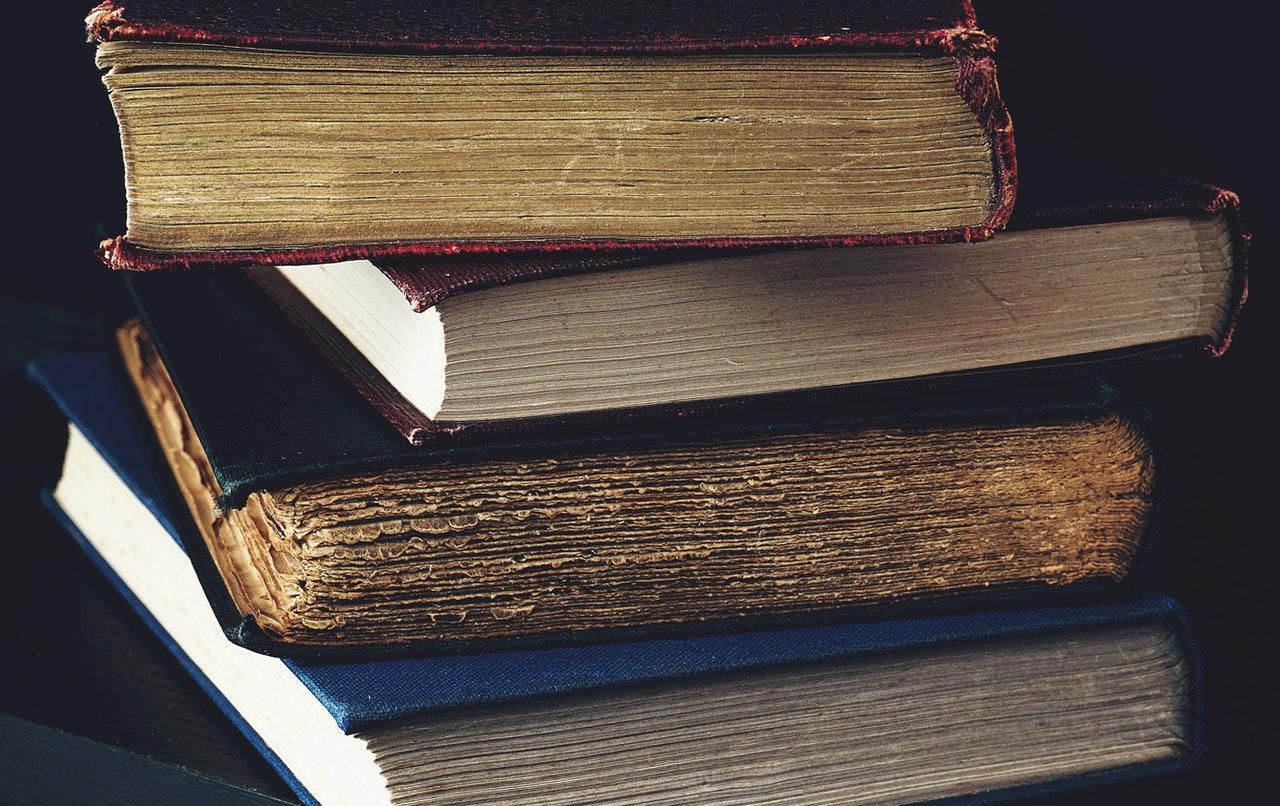 livros antigos empilhados