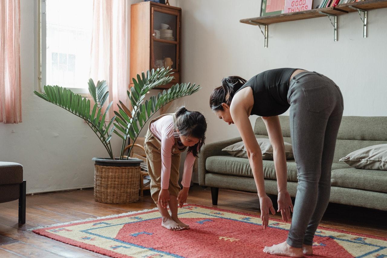 mae e filha a fazer pilates