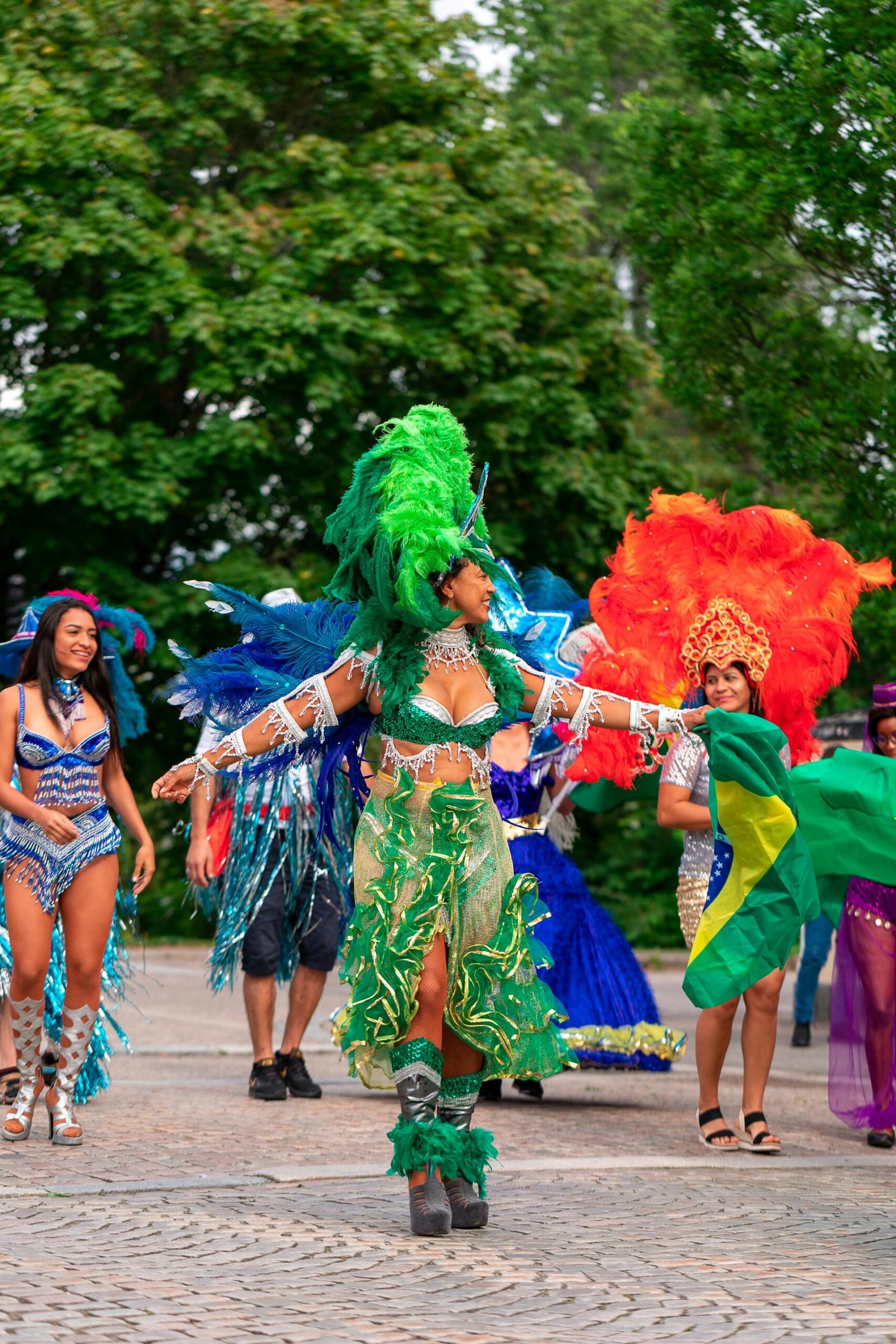 várias dançarinas de samba