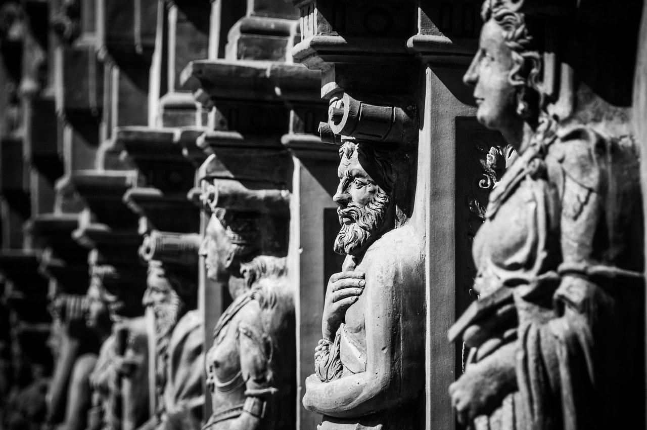 varias estatuas reis