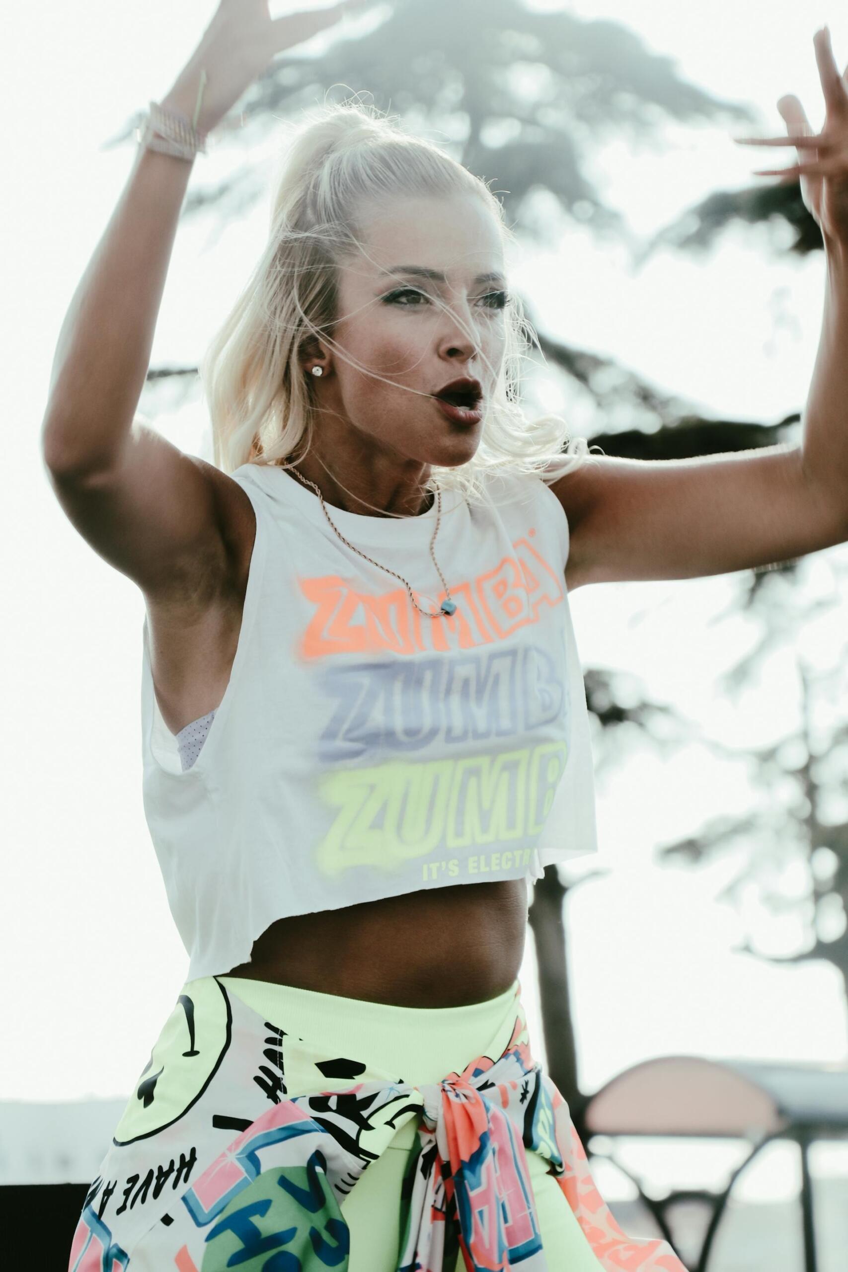 mulher a dançar zumba