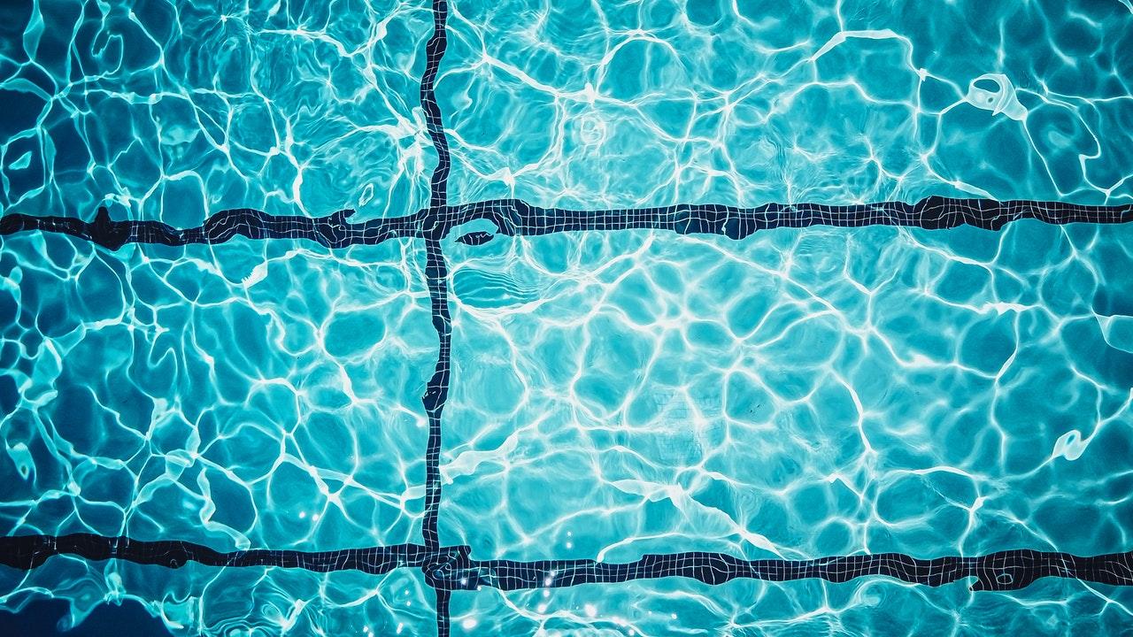 agua numa piscina