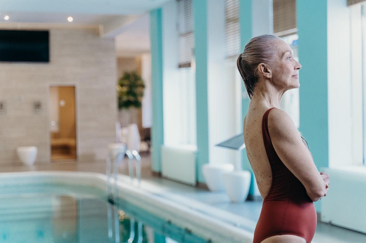 mulher idosa numa piscina
