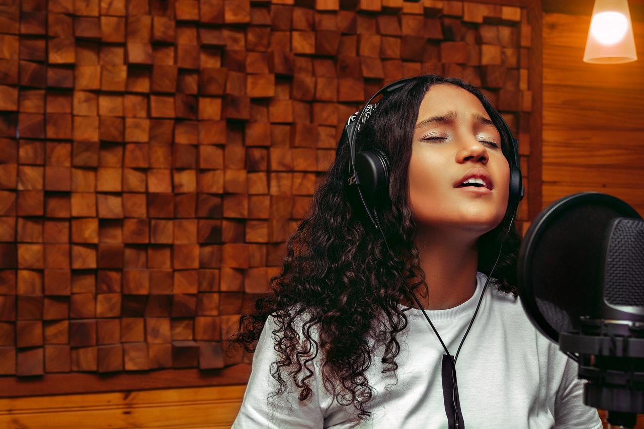 mulher a cantar em estudio