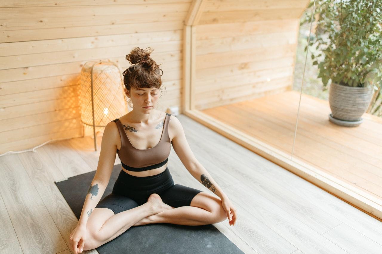 mulher a meditar