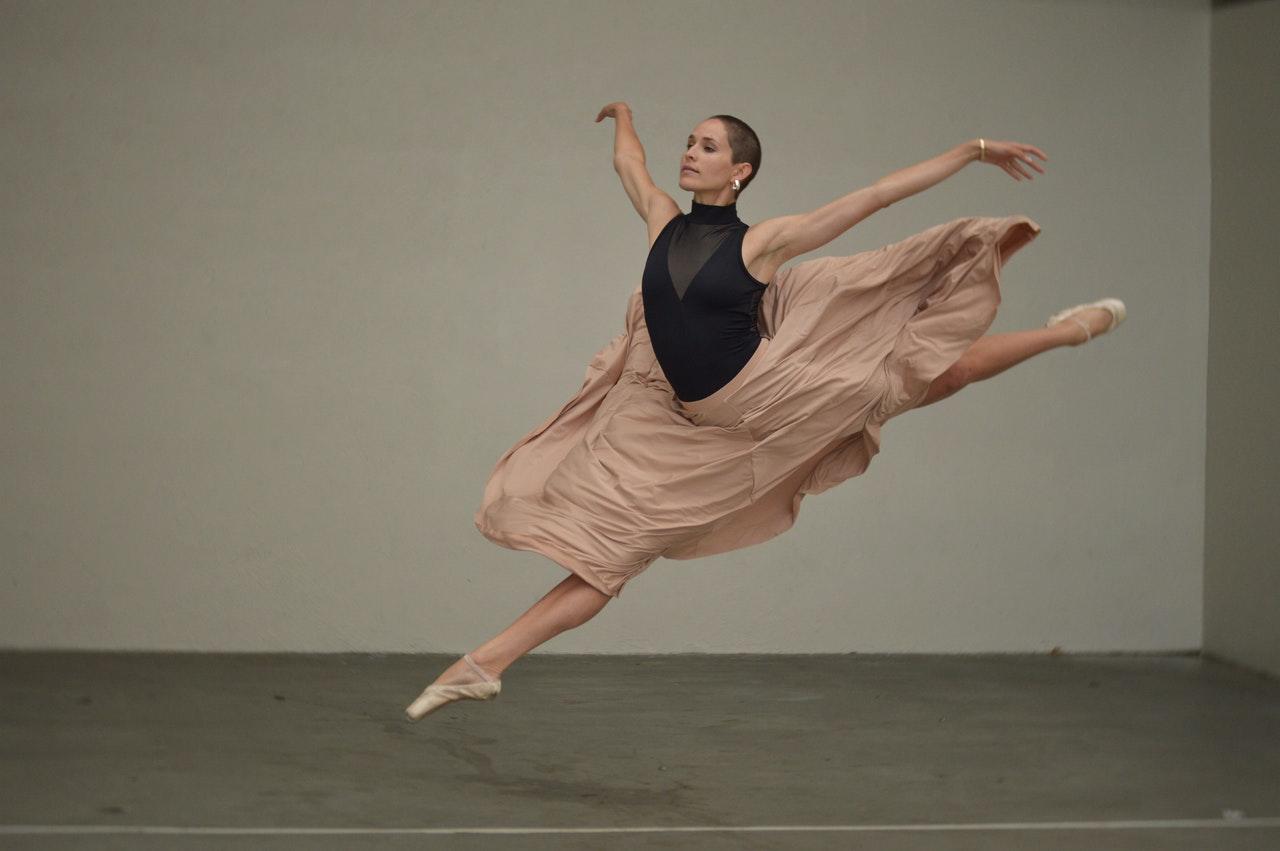 dancarina em pose de ballet