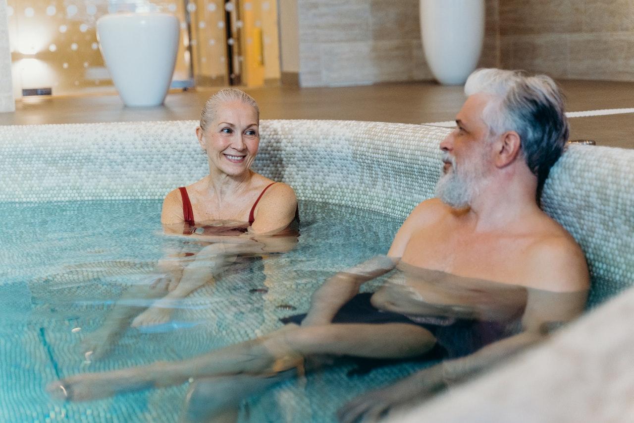 pessoas a conversar na piscina