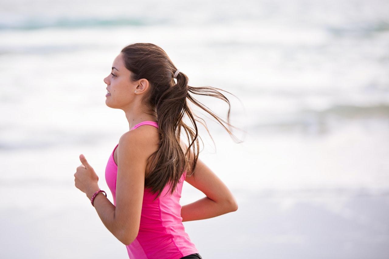 mulher a correr
