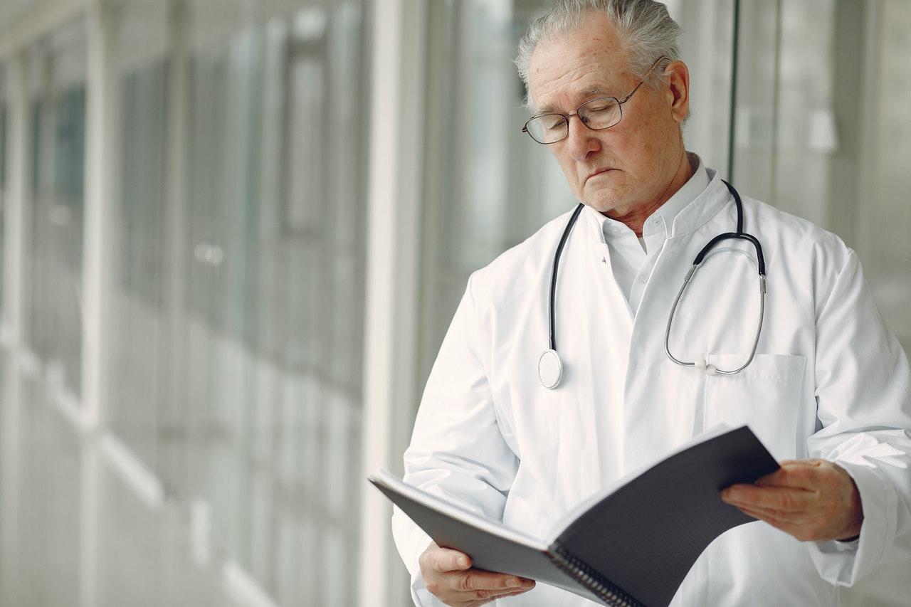 medico com estetoscopio