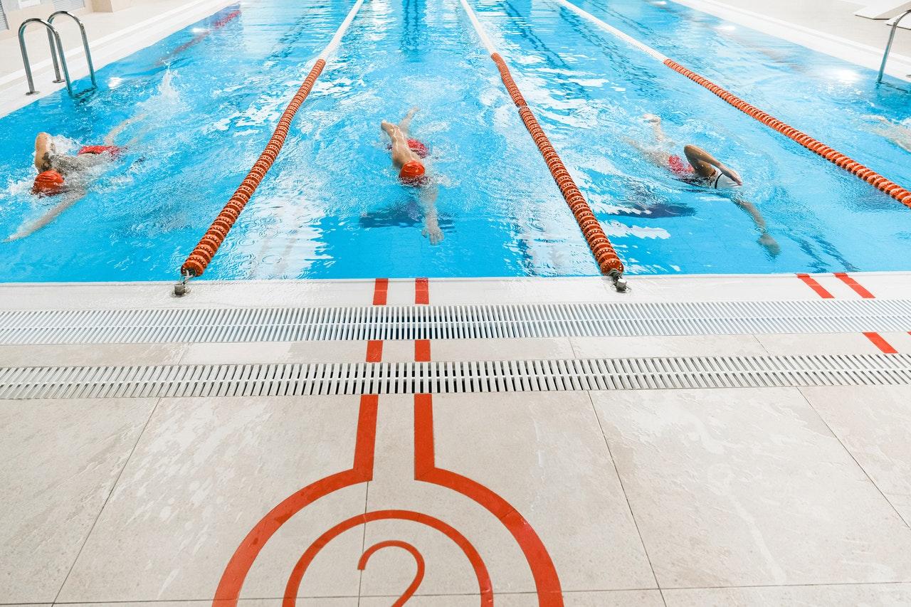 nadadores na piscina