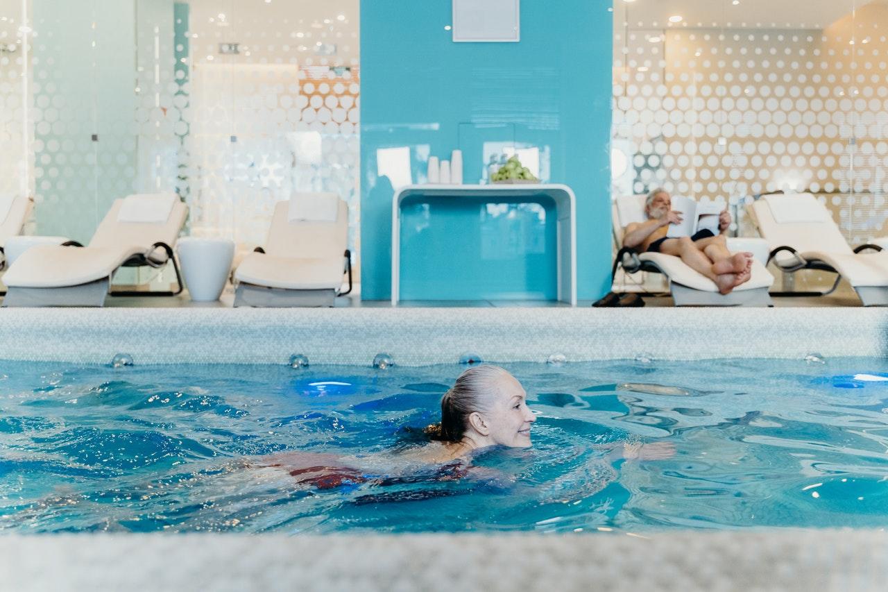 mulher a nadar em piscina