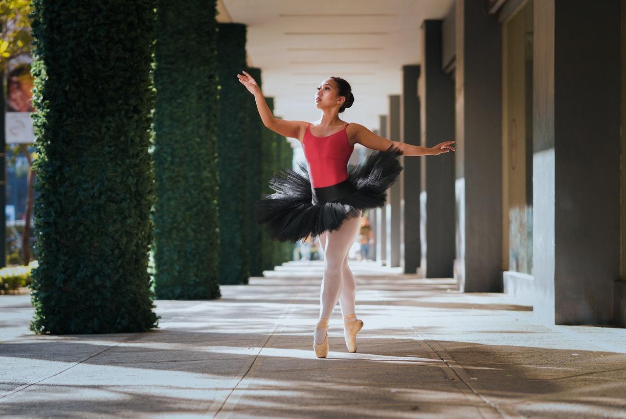 bailarina na ponta dos pés