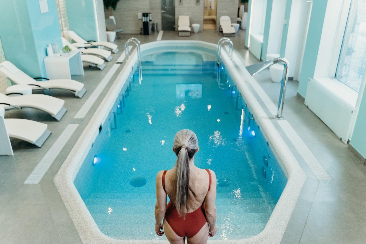 mulher a entrar na piscina