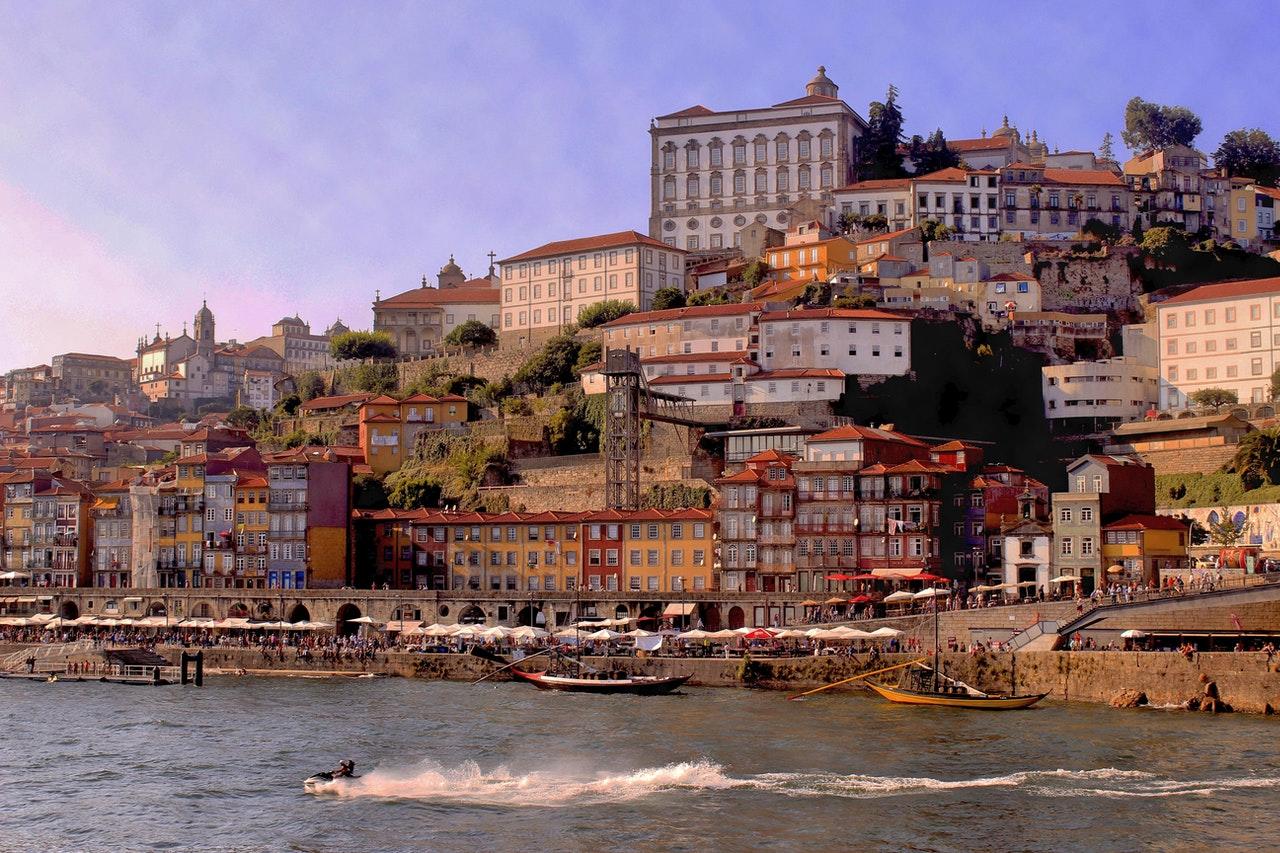 casas junto ao rio