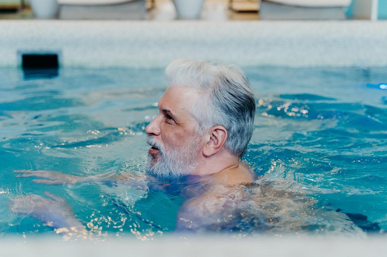 homem idosos a nadar