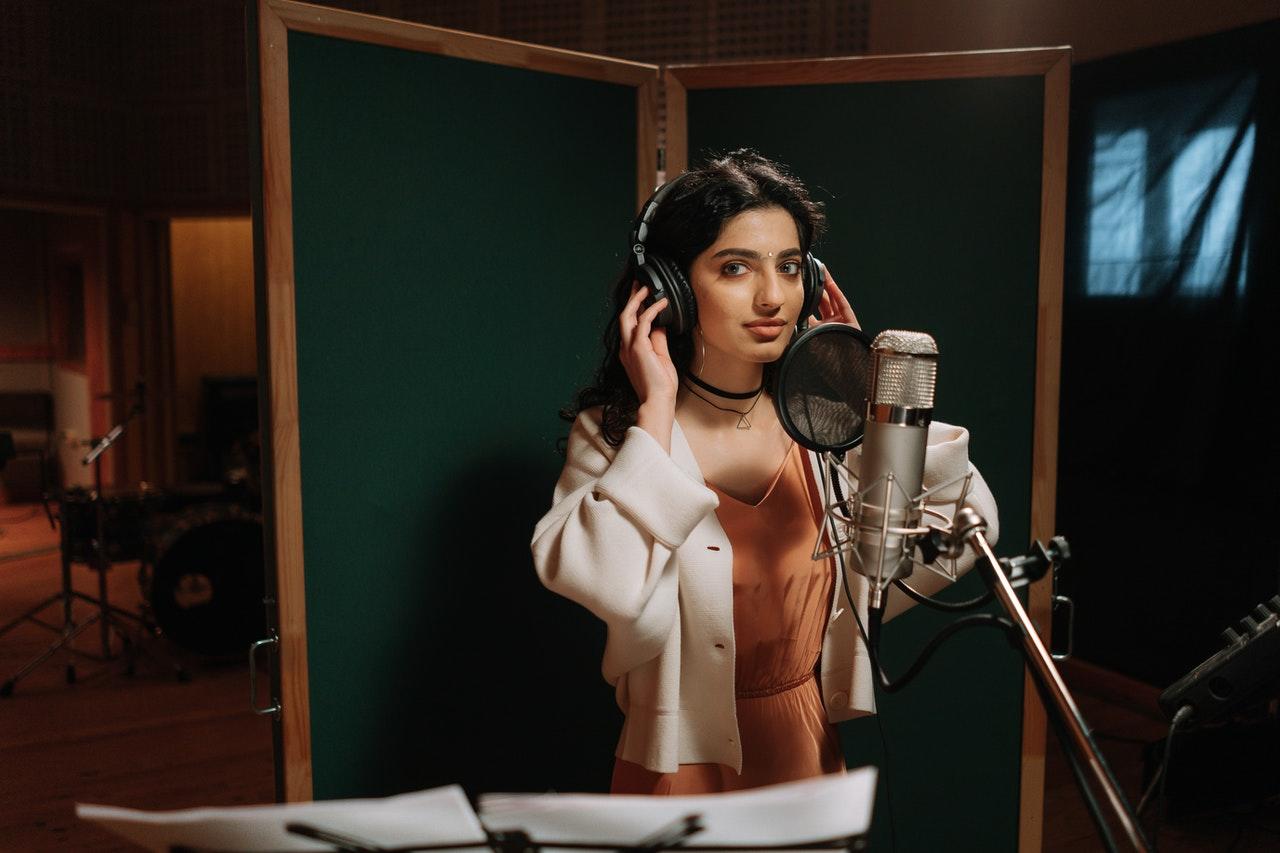 cantora num estudio musical