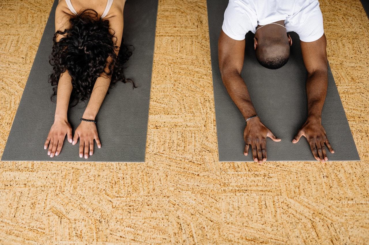 casal em exercício relaxamento