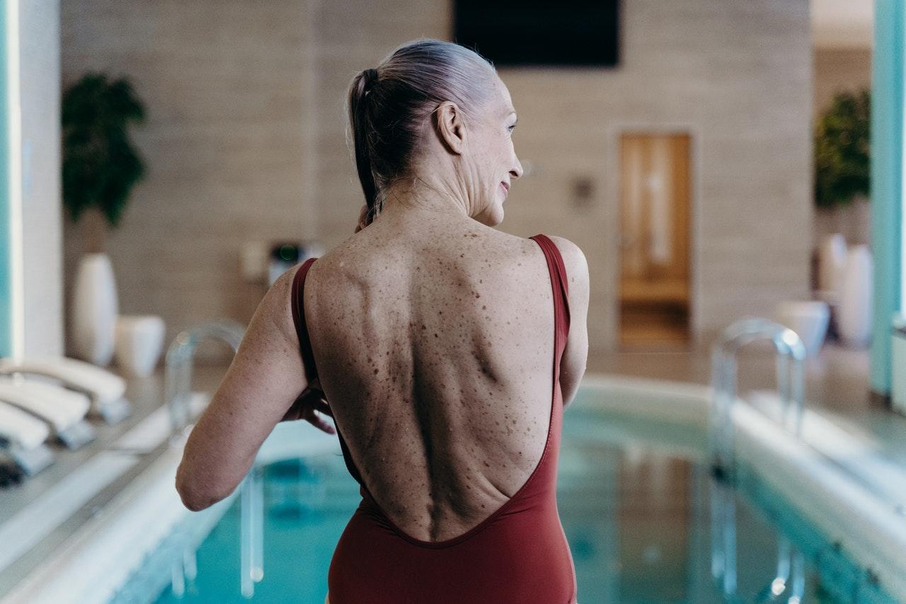 mulher em frente a piscina