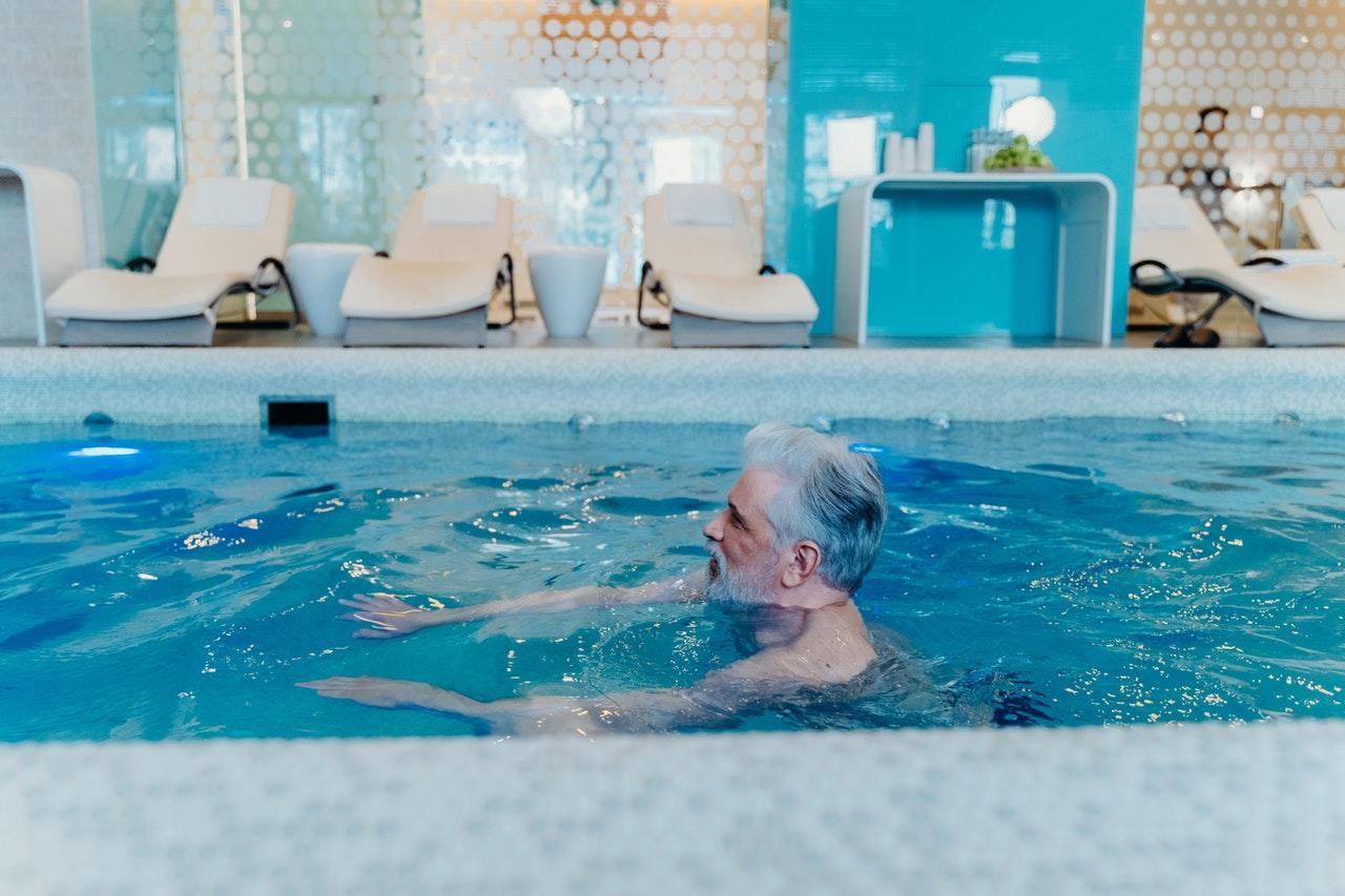 homem a nadar na piscina