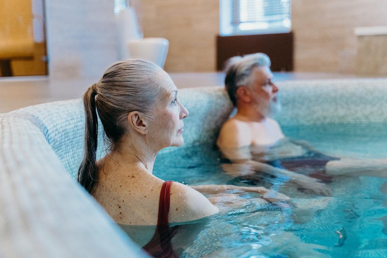 homem e mulher na piscina