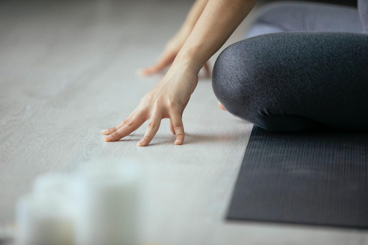 maos e tapete yoga