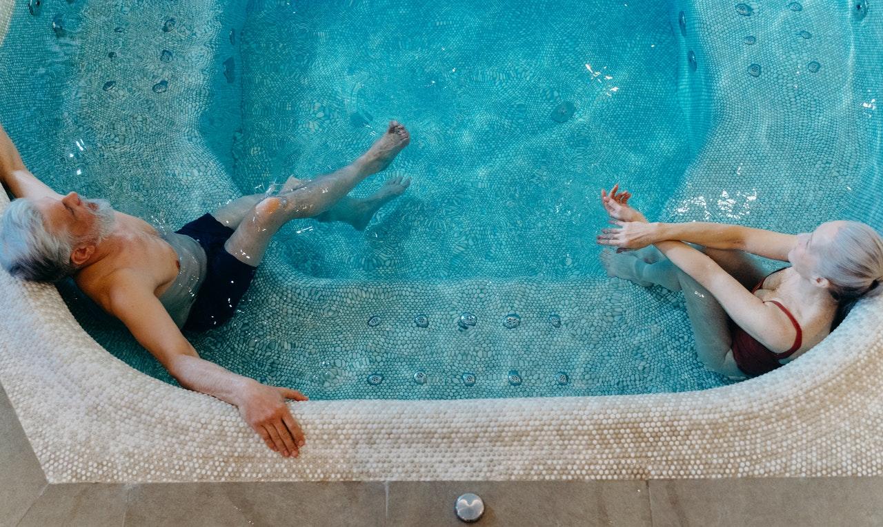 duas pessoas na piscina