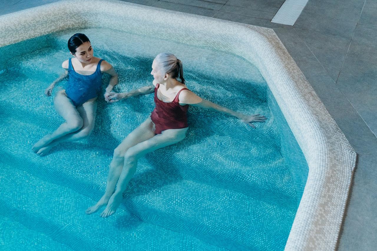 aluna e professora na agua