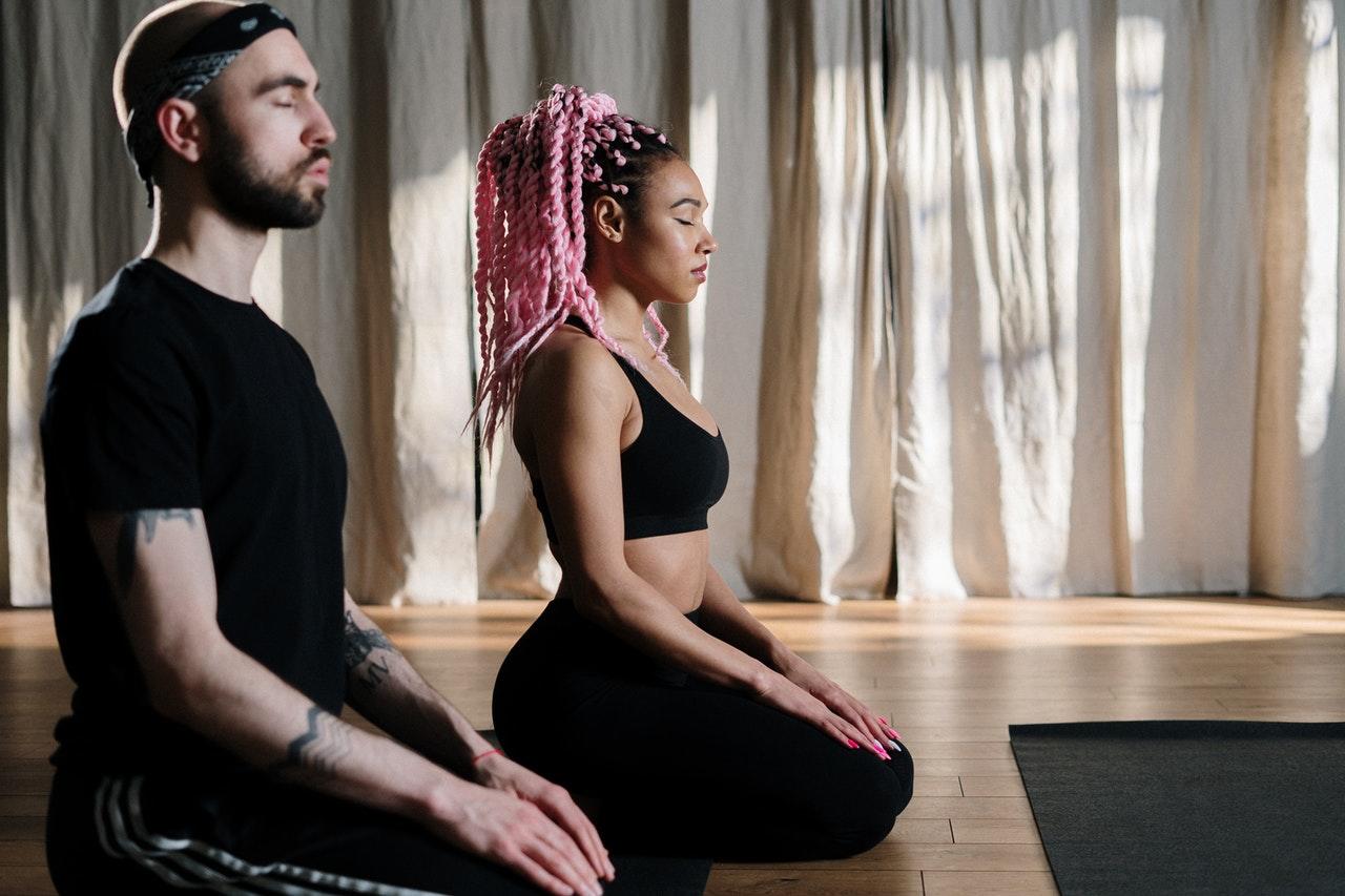 casal a meditar