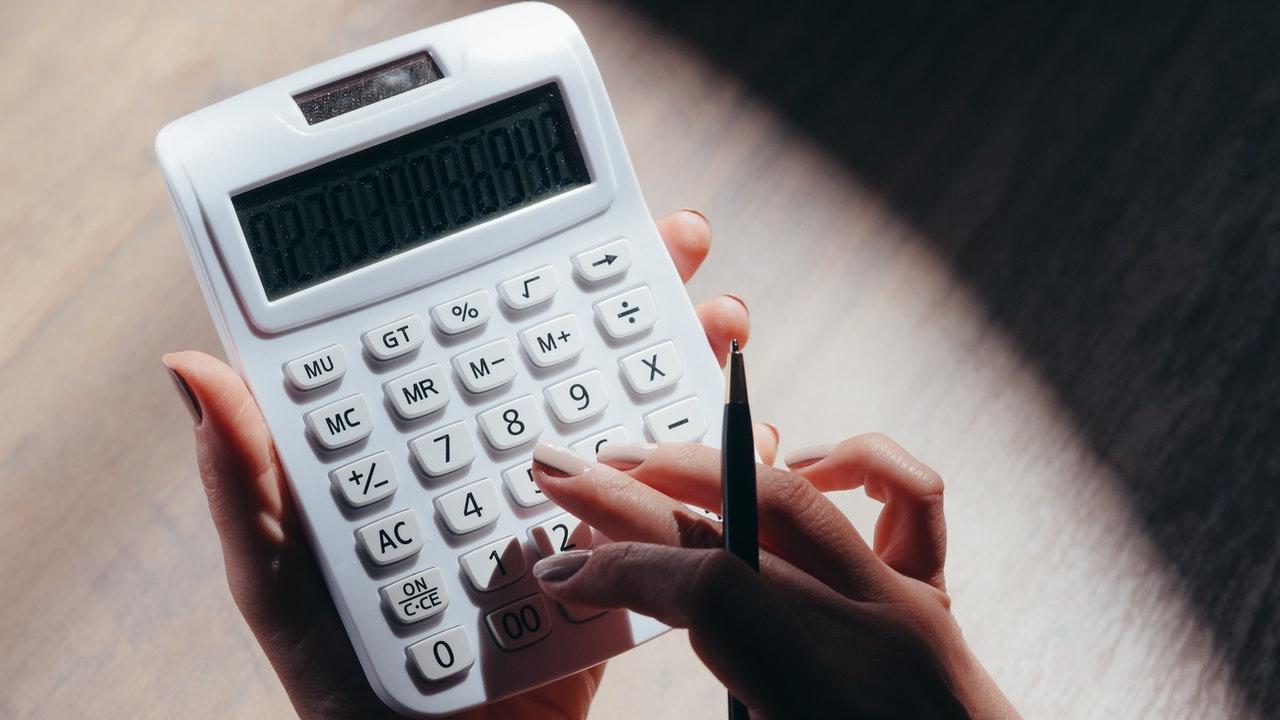 dedos na calculadora