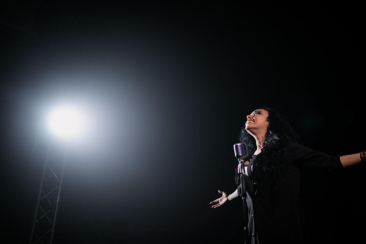 cantora no palco