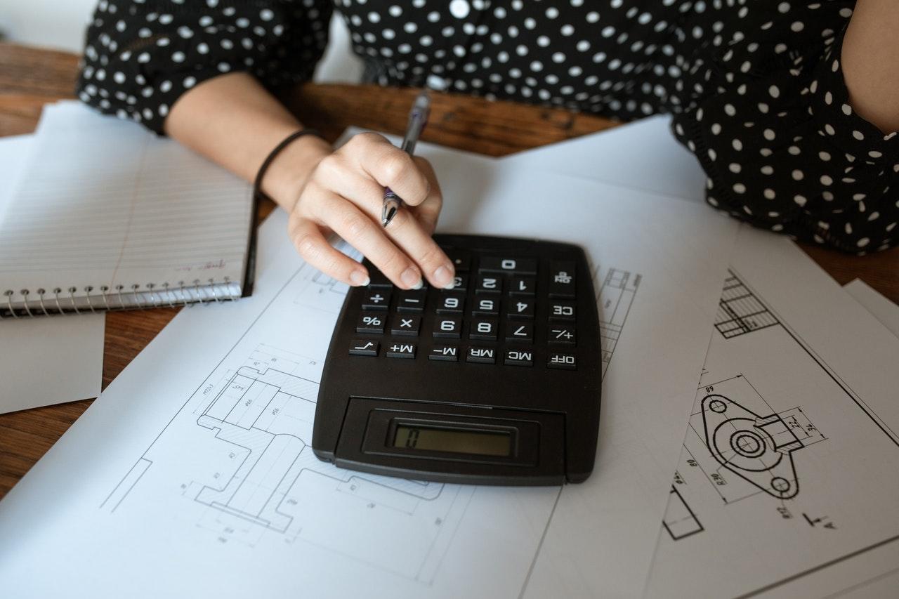 aluna com calculadora